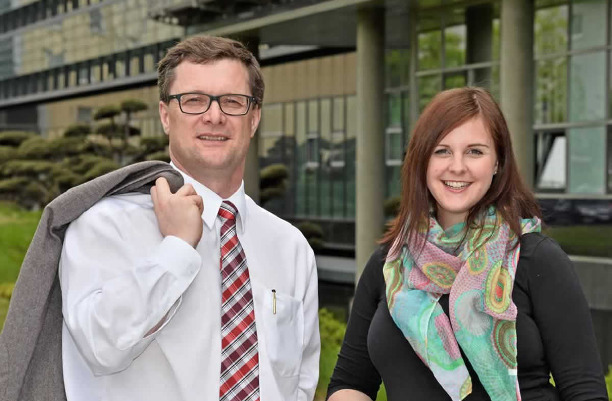 Magdalena Roiser und Karl Rossegger vor der Glasfassade des LINZ AG-Centers